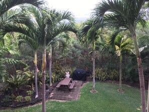 Outdoor dining - Kona Condo with all the comforts of home (Kailua-Kona)