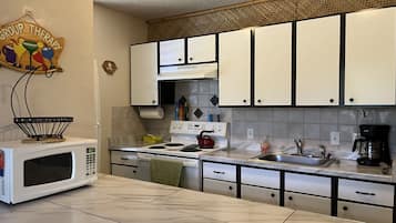 Frigorifero, microonde, forno, piano cottura