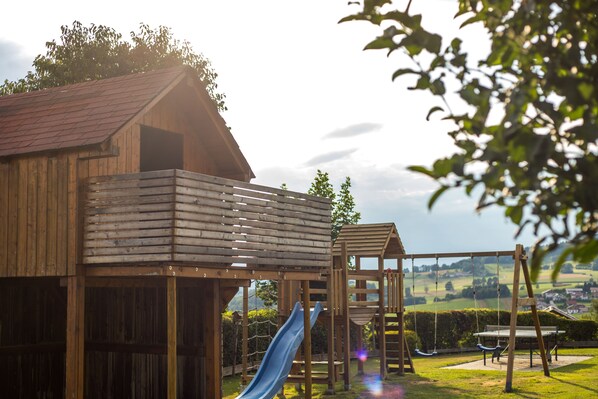 Children's play area - outdoor - Gästehaus Weber (Arrach)