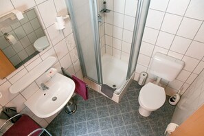 Douche, sèche-cheveux, serviettes fournies