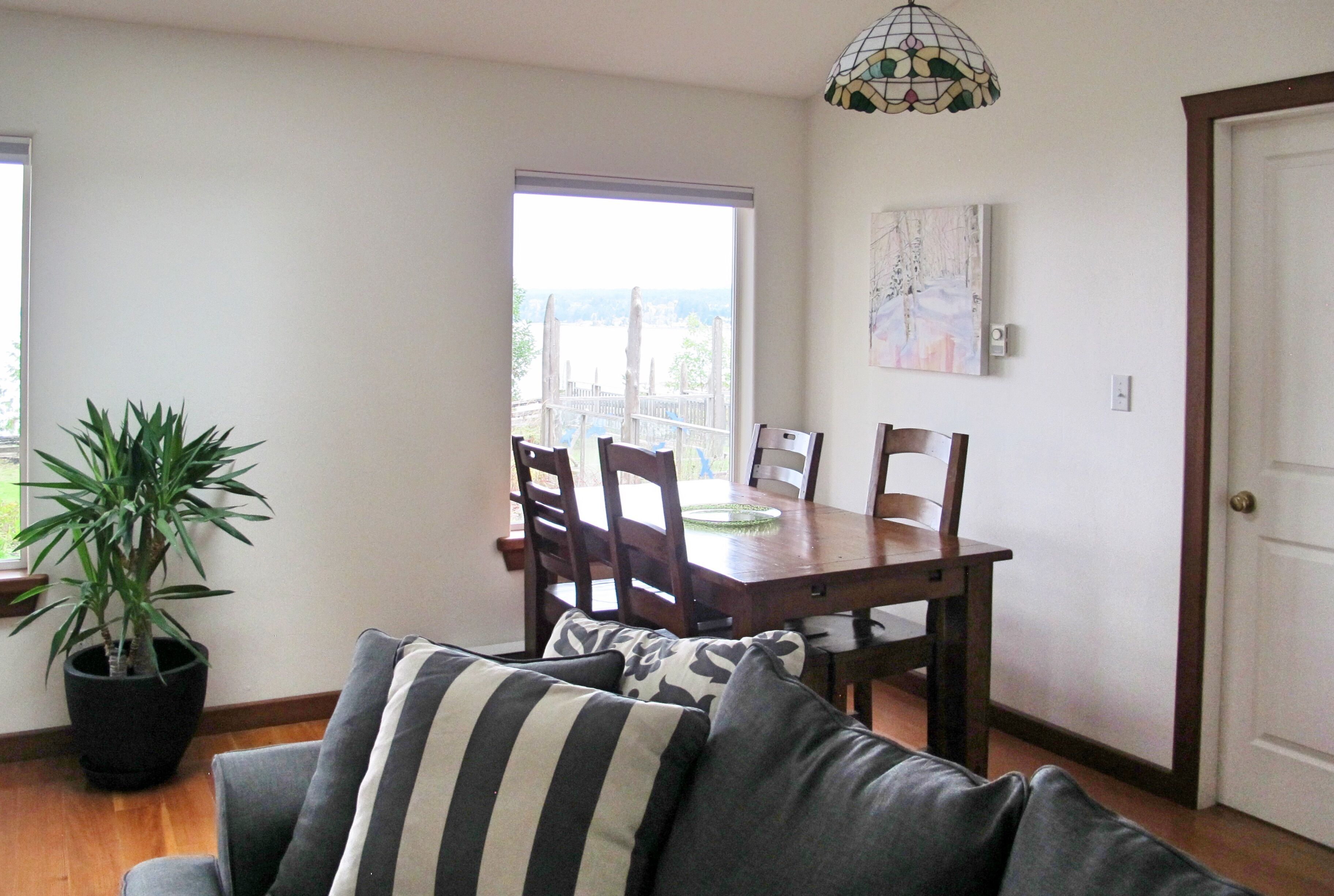 TV, peis, DVD-spiller og bøker