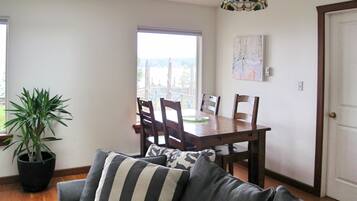 Televisión, chimenea, reproductor de DVD y libros