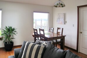 TV, fireplace, DVD player, books