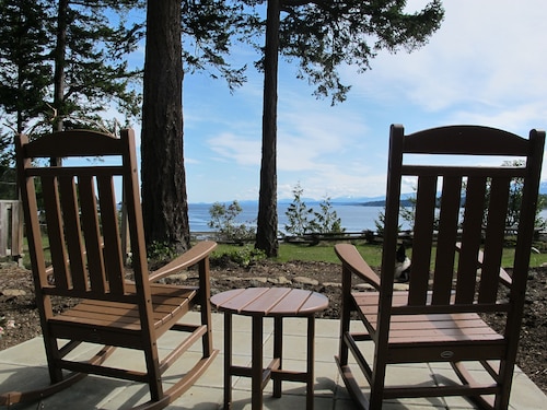 Beautiful Oceanfront ‘Cottage’ - Breathtaking Views,Beach,Pet Friendly,Fireplace