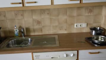 Een koelkast, een magnetron, een oven, een vaatwasser