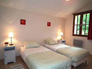2 bedrooms, iron/ironing board, free WiFi, bed sheets