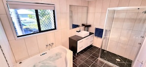 Baignoire, serviettes fournies