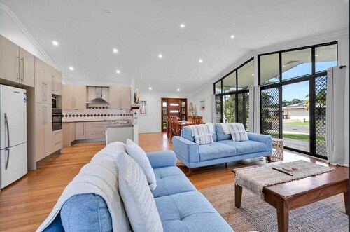 Gathering of 8 Holiday House