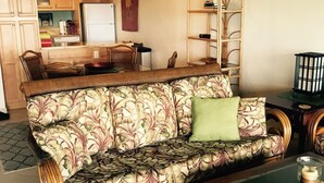 Un salon comprenant un canapé, une table basse et un coin repas avec des chaises et une table.
