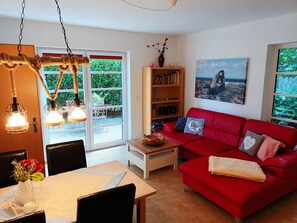 Unclassified image, 4 of 30, button - Haus Bernstein - Kölp - forest and sea(h)r (Loddin)