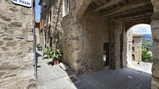A stone building with a sign reading "Borgo di Mezzo". - The Gelda house, relax with a view (Castelnuovo dell'Abate)
