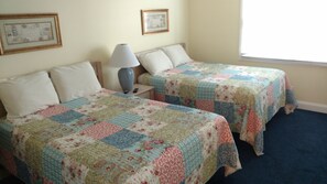 2 bedrooms, iron/ironing board, travel cot, free WiFi - Extra large first floor condo with indoor & outdoor pools, close to the beach. (Sunset Beach)