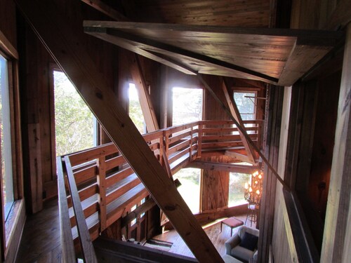 Cozy Creek Front Retreat