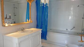 Ensemble douche/baignoire, sĂšche-cheveux, bidet, serviettes fournies