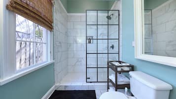 Towels, soap, shampoo, toilet paper