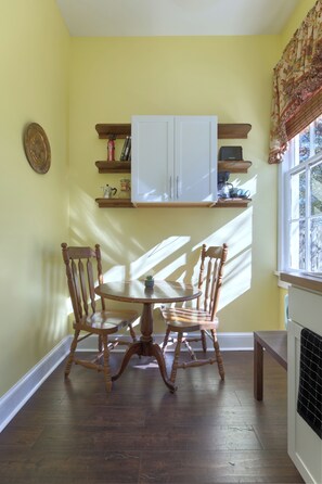 Dining - Dimon Cottage, Suite A (Columbus)