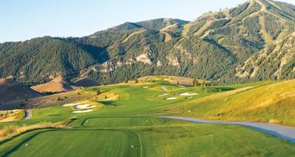 Great 1 (plus) bedroom condo. This is the best location in Ketchum!