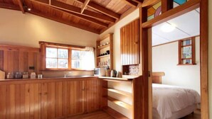 Una cocina compacta con armarios de madera y horno integrado.