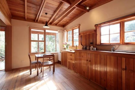 Fridge, microwave, electric kettle, toaster. The Cabin-Wake up to the sound of native birdlife.