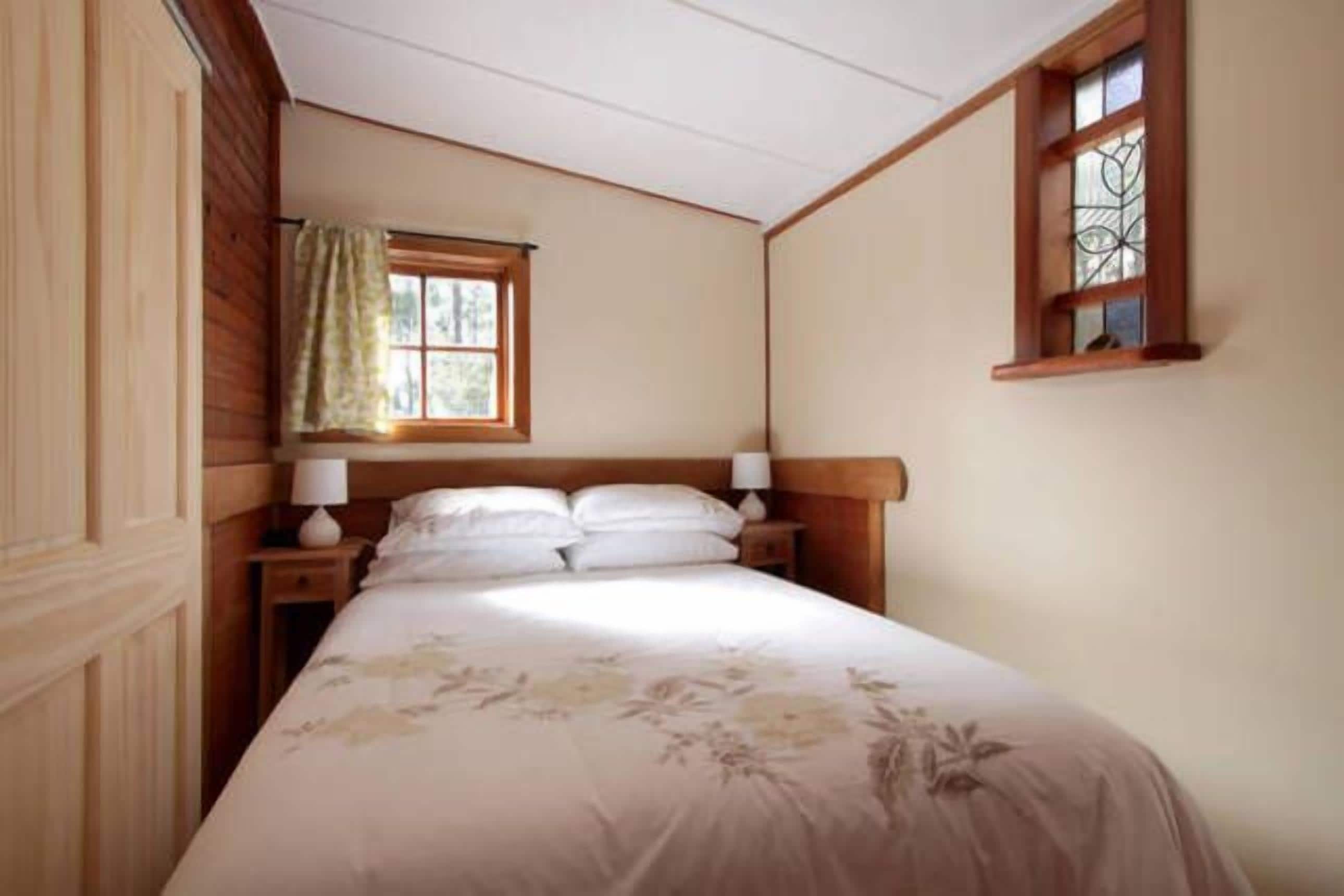 1 bedroom, travel cot, WiFi, bed sheets