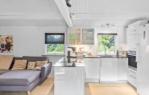 Køleskab, kogeplade, opvaskemaskine, kaffe-/temaskine