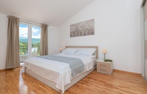 3 bedrooms, travel crib, free WiFi, bed sheets