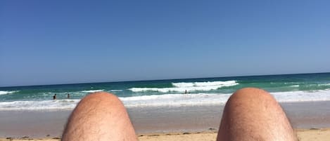 Vlak bij het strand, ligstoelen aan het strand, strandlakens