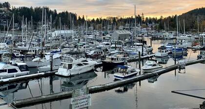 PRIVATE HOUSE...Hot Tub...Pet friendly...5* Location Beaches...Lower Gibsons