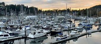 PRIVATE HOUSE...Hot Tub...Pet friendly...5* Location Beaches...Lower Gibsons