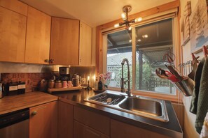 Fridge, microwave, oven, dishwasher - SEAS THE DAY ... Private hot tub, Pet Friendly, Beaches,  bbq
Coastal Escape (Gibsons)