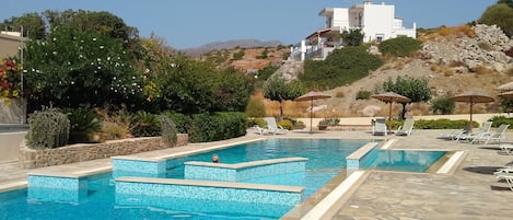 Piscine extérieure, chaises longues