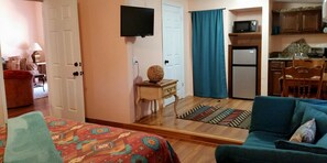 3 habitaciones, escritorio y tabla de planchar con plancha