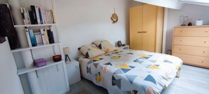 1 chambre, fer et planche à repasser