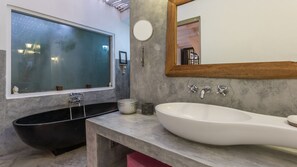 Ensemble douche/baignoire, sèche-cheveux, serviettes fournies, savon