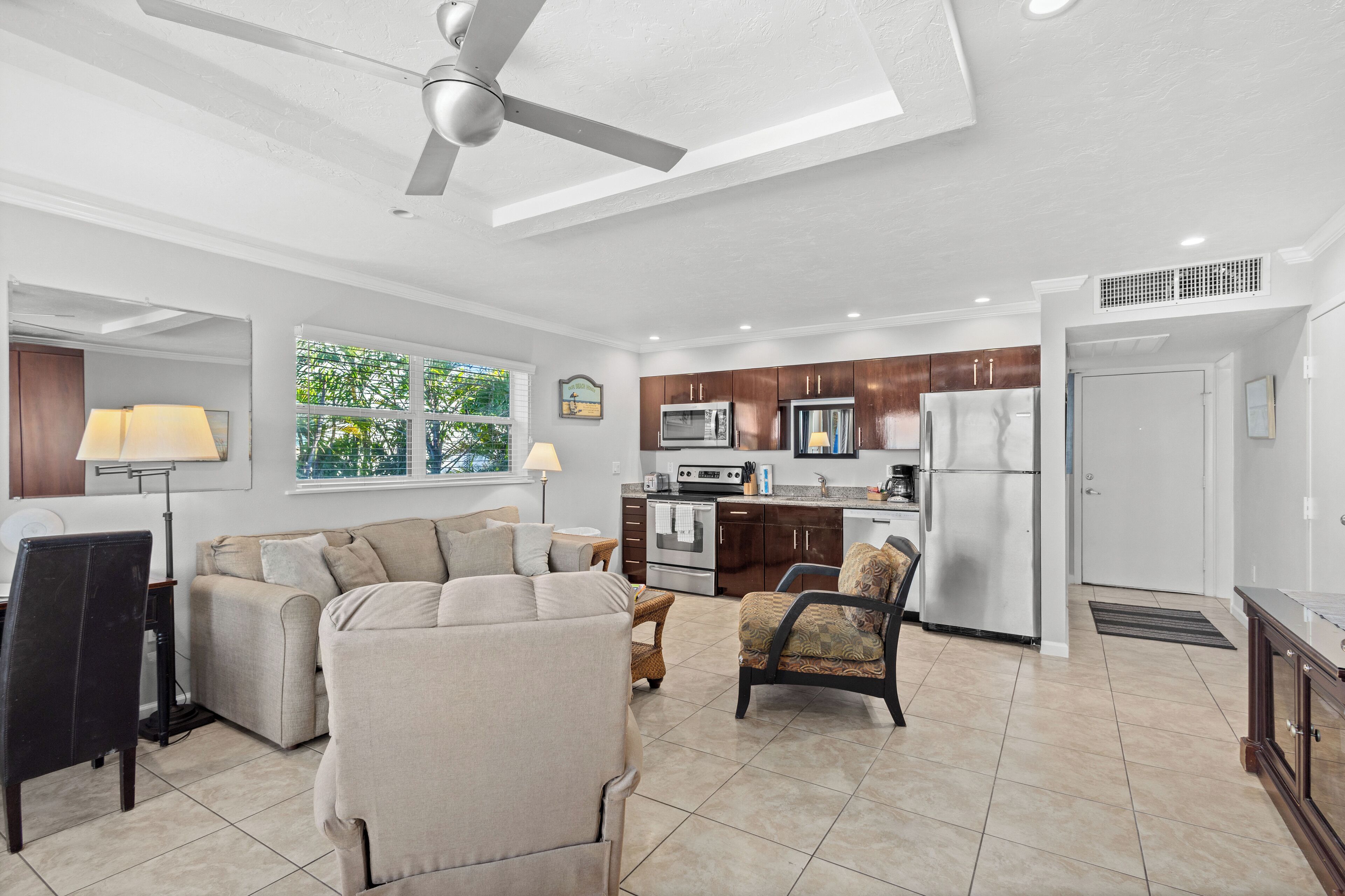 Fernseher, DVD-Player, Stereoanlage, Arbeitsbereiche