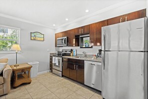 Fridge, microwave, oven, stovetop - The Beach on Longboat Key #227 Resort by RVA (Longboat Key)