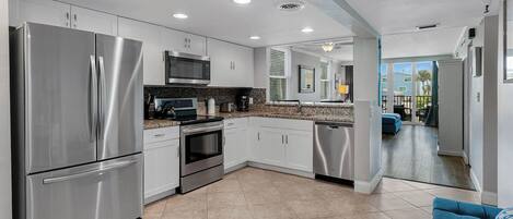 Réfrigérateur, micro-ondes, four, plaque de cuisson