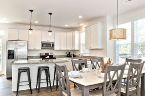 Fridge, microwave, oven, stovetop - Flip Flops 3 Minutes from the Beach (Virginia Beach)