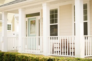 Exterior detail - Flip Flops 3 Minutes from the Beach (Virginia Beach)