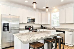 Fridge, microwave, oven, stovetop - Flip Flops 3 Minutes from the Beach (Virginia Beach)