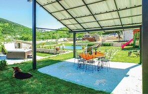 Outdoor dining - Amazing home in Podgora with sauna (Podgora)