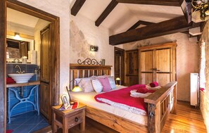 2 bedrooms, travel crib, free WiFi, bed sheets - Cozy home in Podgora with sauna (Podgora)