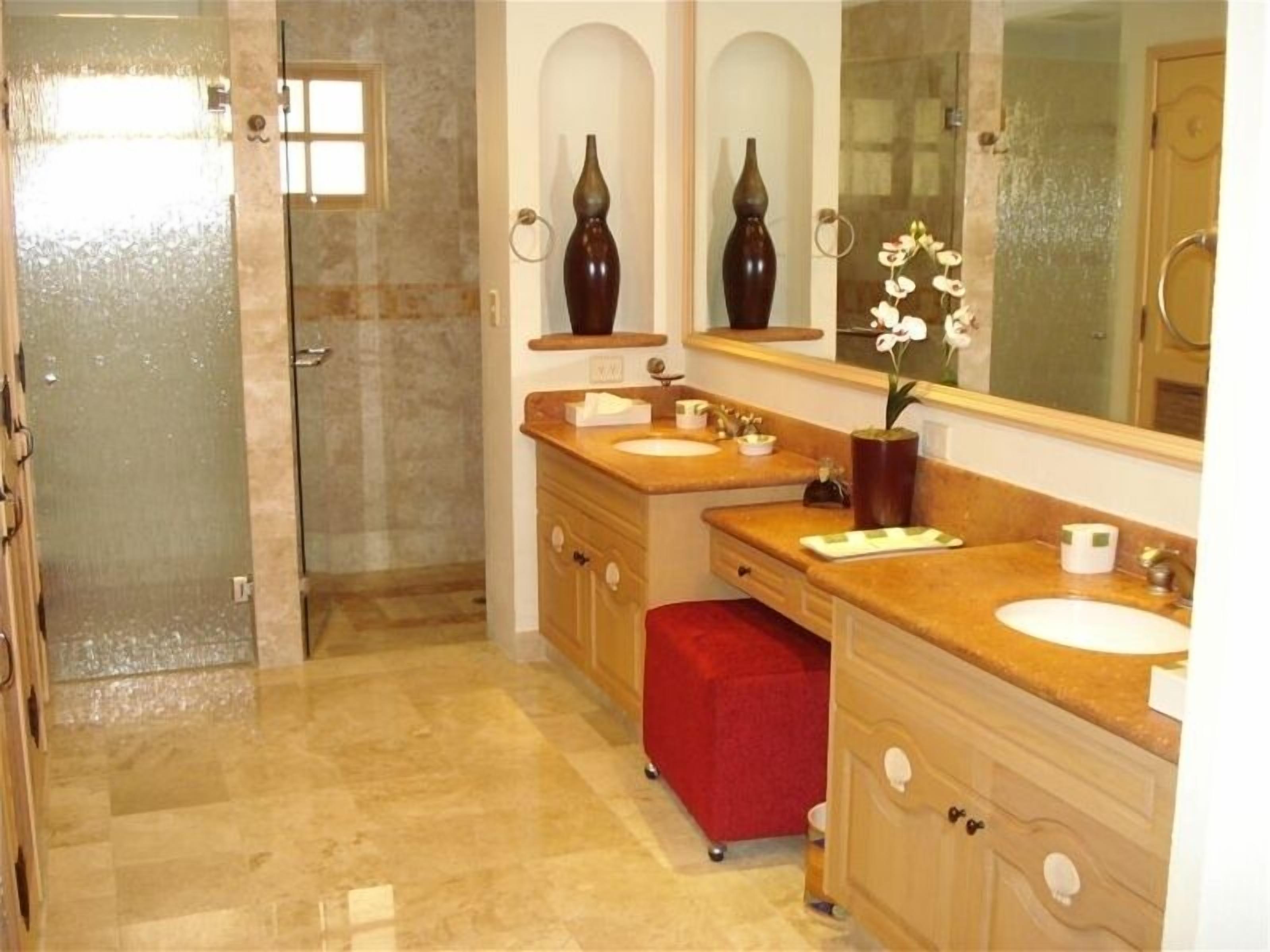 Combined shower/tub, jetted tub, hair dryer, towels