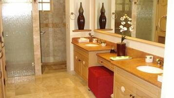 Combined shower/tub, jetted tub, hair dryer, towels
