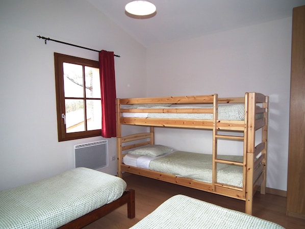 2 chambres, fer et planche à repasser, accès au Wi-Fi (inclus)