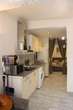 Kjøleskap, mikrobølgeovn, kokeplater og kaffetrakter/tekoker