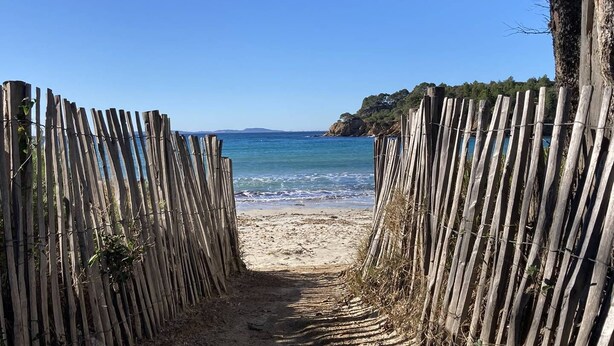 A beach path leading to the sea, flanked by wooden fences. - House for 6 people in the Valcros estate with a shared pool (LA LONDE LES MAURES)