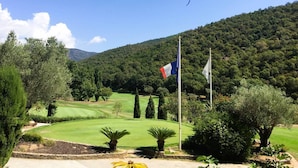 A golf course with flags, trees, and a mountainous background. - House for 6 people in the Valcros estate with a shared pool (LA LONDE LES MAURES)
