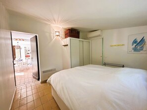 4 bedrooms, free WiFi - House for 6 people in the Valcros estate with a shared pool (LA LONDE LES MAURES)