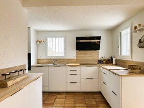 Refrigerador, microondas, lavavajillas y utensilios de cocina 